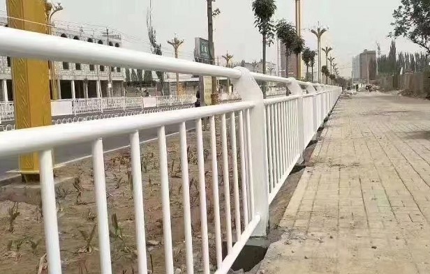 【重庆 防撞护栏】防撞护栏就找防撞护栏_不锈钢复合管栏杆生产厂家